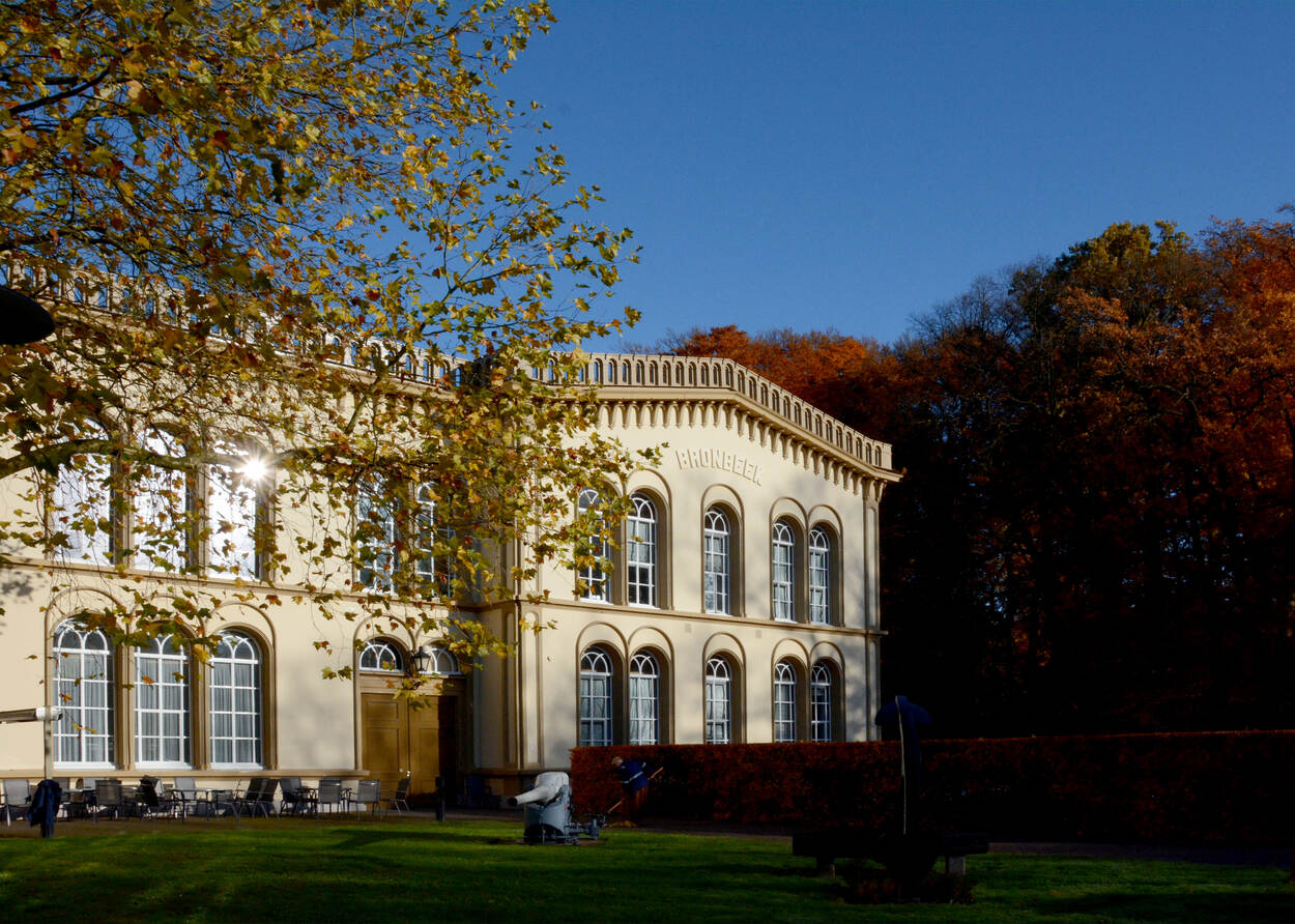 Het hoofdgebouw van Bronbeek in de herfstzon.