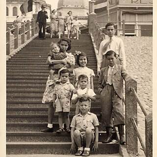 Een Indisch gezin poserend op een trap bij het Kurhaus in Den Haag in de jaren vijftig.