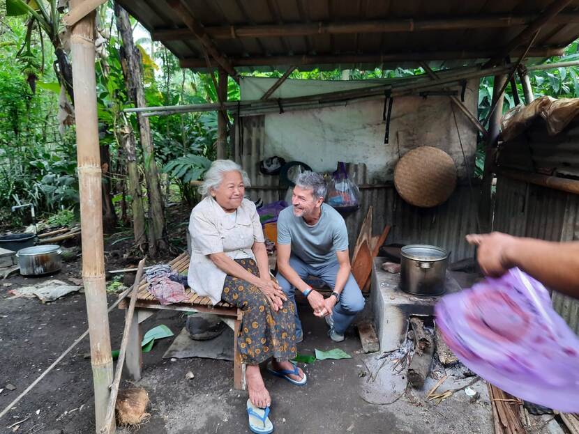 Conservator Hans van den Akker in gesprek voor een onderzoeksproject in Oost-Java, nabij Jember.
