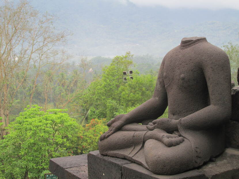 Boeddha zonder hoofd op de Borobudur, Midden-Java.