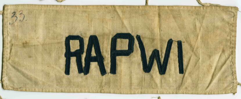 Armband van RAPWI (Recovery Allied Prisoners of War and Internees), een Britse militaire organisatie die geallieerde krijgsgevangenen en burgergeïnterneerden in Zuidoost-Azië moest lokaliseren, helpen en evacueren.