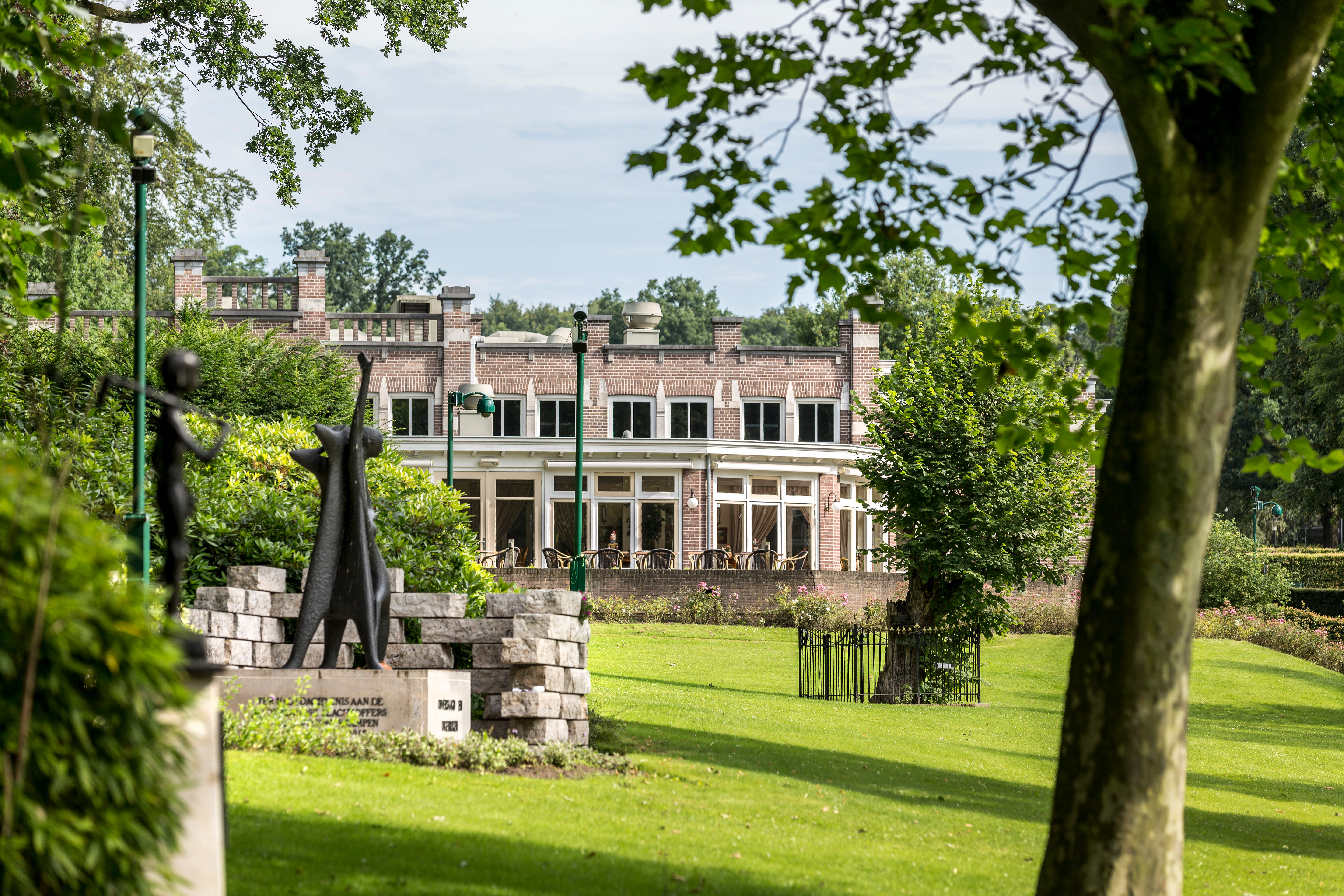 Restaurant Kumpulan, de Wilhelminalinde en Van der Heijdenbank