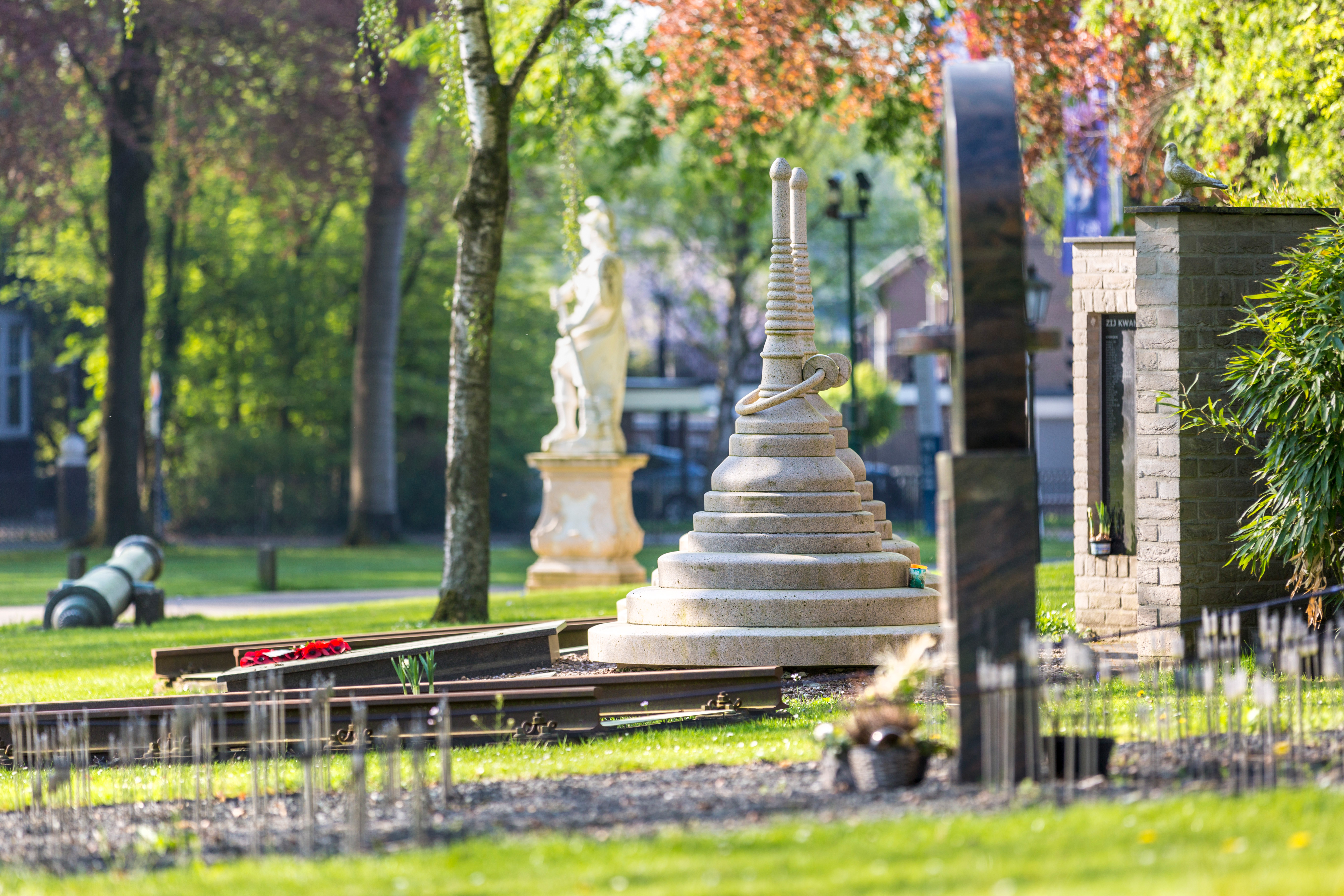 Monumentenrij vrouwenkampen, jongenskampen, zeetransporten en Birma Siam- en Pakan Baroe Spoorwegen
