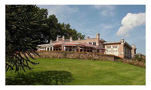 Het terras van restaurant Kumpulan in de zon.