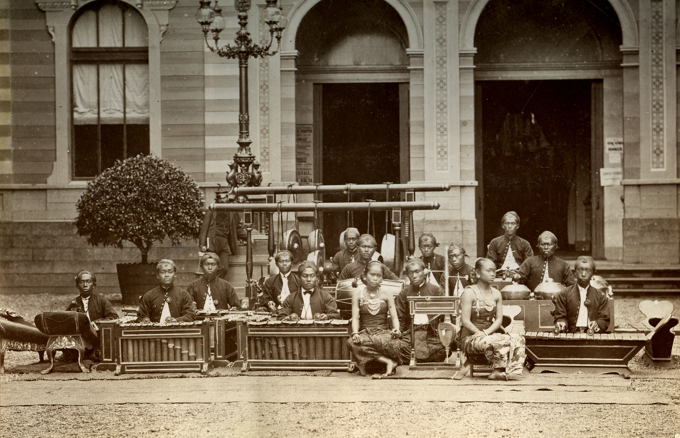 Het gamelanorkest uit Surakarta in Arnhem, 1879