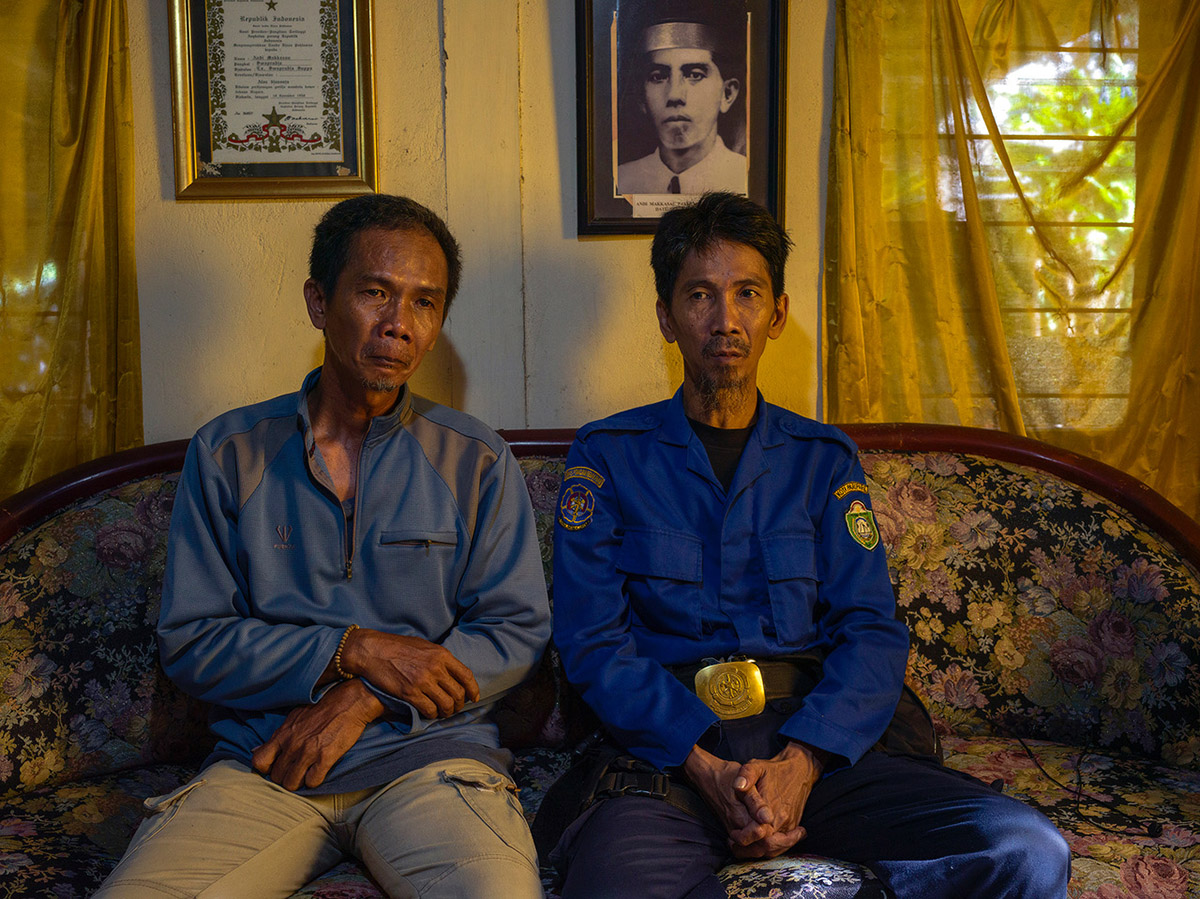 Op de foto zien we Andi Abdussalam Syahrir (l) (1975) en zijn broer Andi Cibu Syahrir (1977), kleinzoons van vrijheidsstrijder Andi Makkasau Parenrengi Lawawo (1926-1947) zijn verdrietig over de dood van hun grootvader die door de Nederlanders werd verdronken